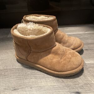 UGG Classic Mini II Youth Kids Size 1 Chestnut Suede Boots 1017715K